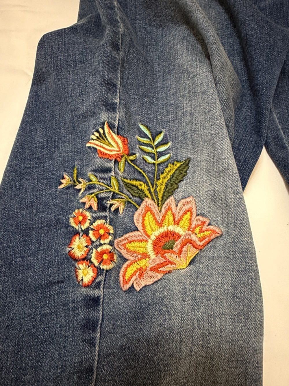 Old Navy Skinny Leg Rock Star Jeans with Floral Embroidery 6 NWT - Picture 5 of 7